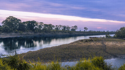 Obraz premium Stunning sunset view of the riven Brahmaputra in Kaziranga national park, Assam, India