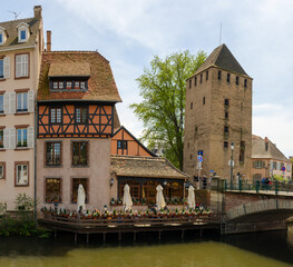 Historisches Fachwerkhaus und Wehrturm in Stra&szlig;burg