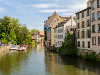 Idyllischer Kanal in Stra&szlig;burg mit historischen H&auml;usern