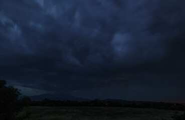 Illusion d'optique, visage dans les nuages d'orage