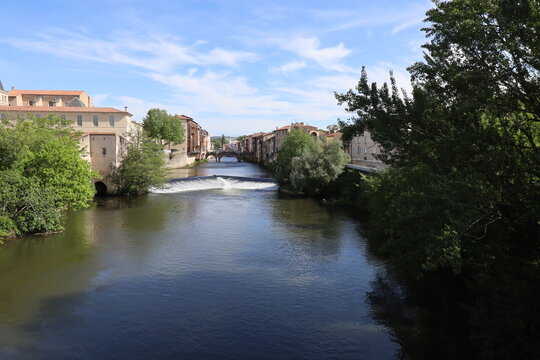 La rivi&egrave;re l'Agout dans la ville, ville de Castres, d&eacute;partement du Tarn, France