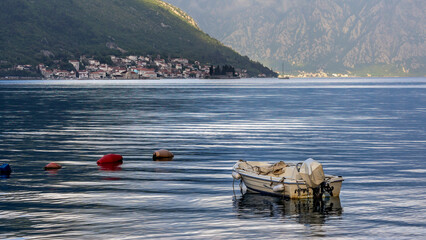 Boot in der Bucht von Kotor
