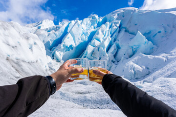 Brindis en el Glaciar Perito Moreno, El Calafate, Argentina
