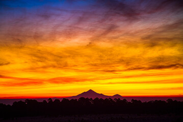 Amanecer con la silueta del volcán Pico de Orizaba (Citlaltépetl)