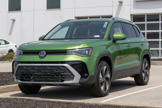 Volkswagen Taos SE compact SUV display. VW offers the Taos with a 1.5L Turbocharged 4-Cylinder engine. MY:2025