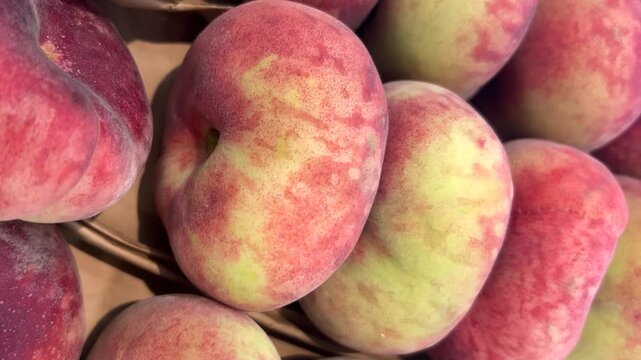 Tracking shots on Snuff peaches