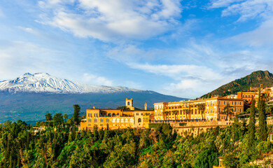 Obraz premium beautiful landscape of Taormina town, Italy, Sicily with scenic view at San Domenico hotel near nice buildings and panoramic view of Etna mountain on background