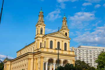 Obraz premium A grand old church with twin towers and a classic architectural style, standing against a clear blue sky.