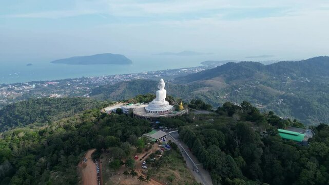 Cinematische Aufnahme des Big Buddhas in Thailand, Phuket.