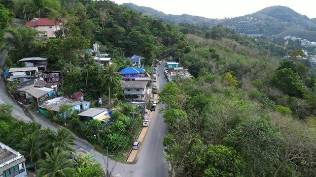 Stra&szlig;e in den Bergen von Phuket,  Thailand.