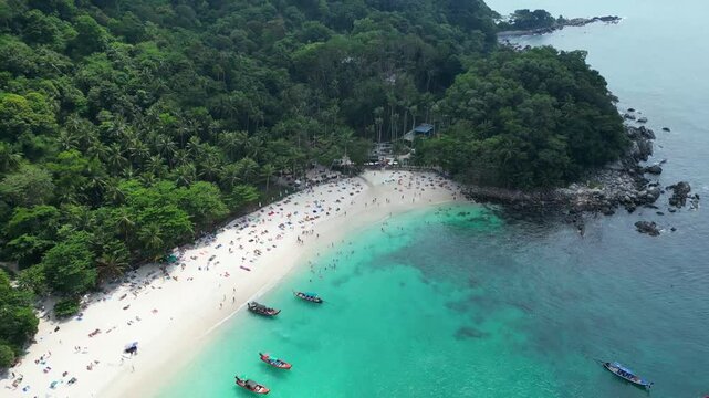 Freedom Beach von oben. Aufgenommen in Thailand, Phuket.