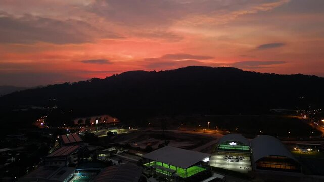 Magischer Sonnenuntergang in Phuket, Thailand.