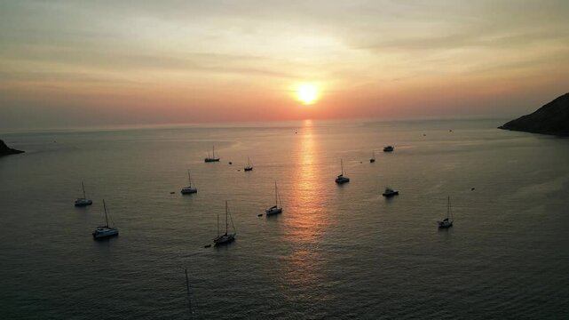 Sonnenuntergang in Thailand, Phuket. Viele Boote auf dem Wasser.