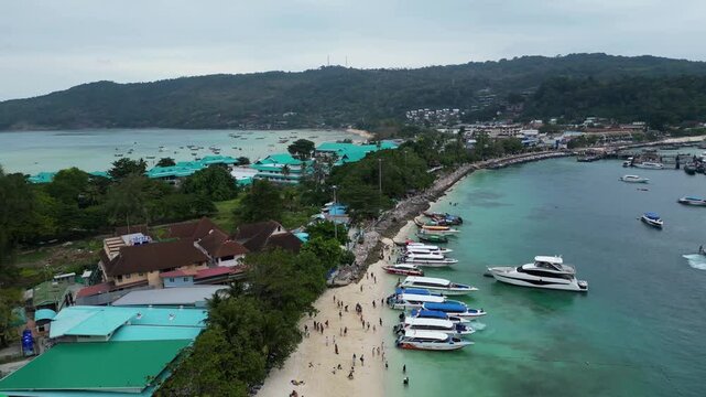 Ko Phi Phi - Hafen bei kleiner Insel.