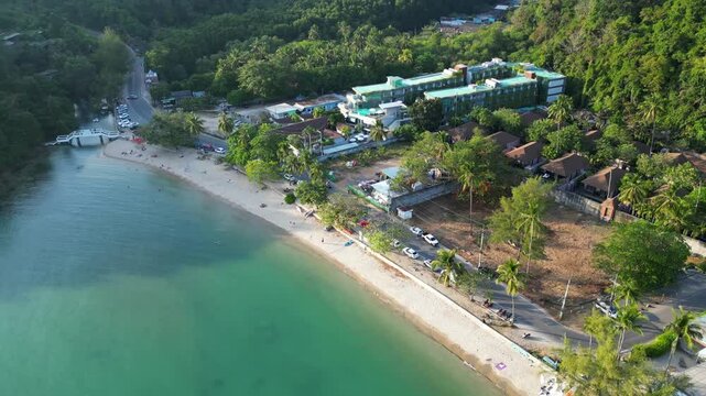 Phuket Strand mit Stra&szlig;e und Palmen.