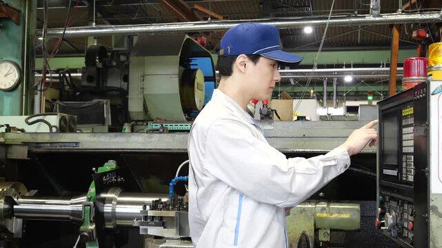 工場で作業する作業員