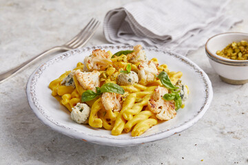 Pasta mit Frischkäse an Safransauce