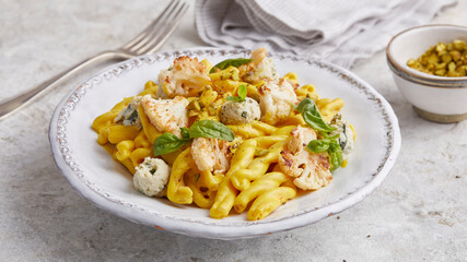 Pasta mit Frischkäse an Safransauce