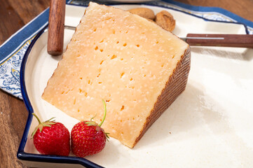 Very old anejo tostado Spanish hard cheese, cow and sheep curado, manchego, goat cheese close up