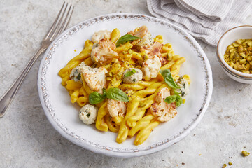 Pasta mit Frischkäse an Safransauce