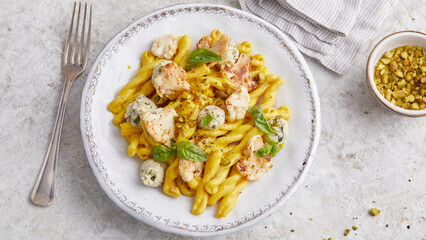 Pasta mit Frischkäse an Safransauce