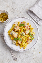 Pasta mit Frischkäse an Safransauce