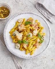 Pasta mit Frischkäse an Safransauce