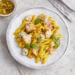 Pasta mit Frischkäse an Safransauce