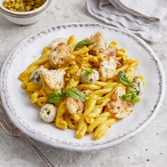 Pasta mit Frischkäse an Safransauce