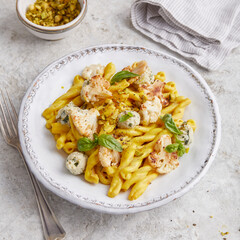 Pasta mit Frischkäse an Safransauce