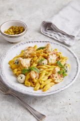 Pasta mit Frischkäse an Safransauce