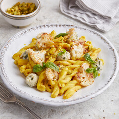 Pasta mit Frischkäse an Safransauce