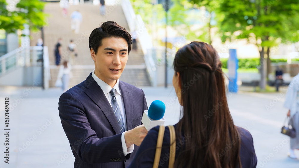 Aufkleber インタビュー、街頭、レポーター、テレビ、番組、取材、囲み取材、記者会見、アンケート、マイク、収録、中継、ニュース、アナウンサー、TV、ビジネス、ライブ、報道、放送、男性、女性、日本人、都市、社会、世論、調査、リサーチ、質問、屋外、都会、日本、スーツ、ショッピング、笑顔、ビジネスウーマン、ビジネスマン、情報、出口、若い、30代、駅前、VTR、外出、会話、インタビュアー、街録、制作会社、AD、人物