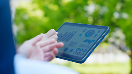 タブレットを見ながら相談する男女作業員