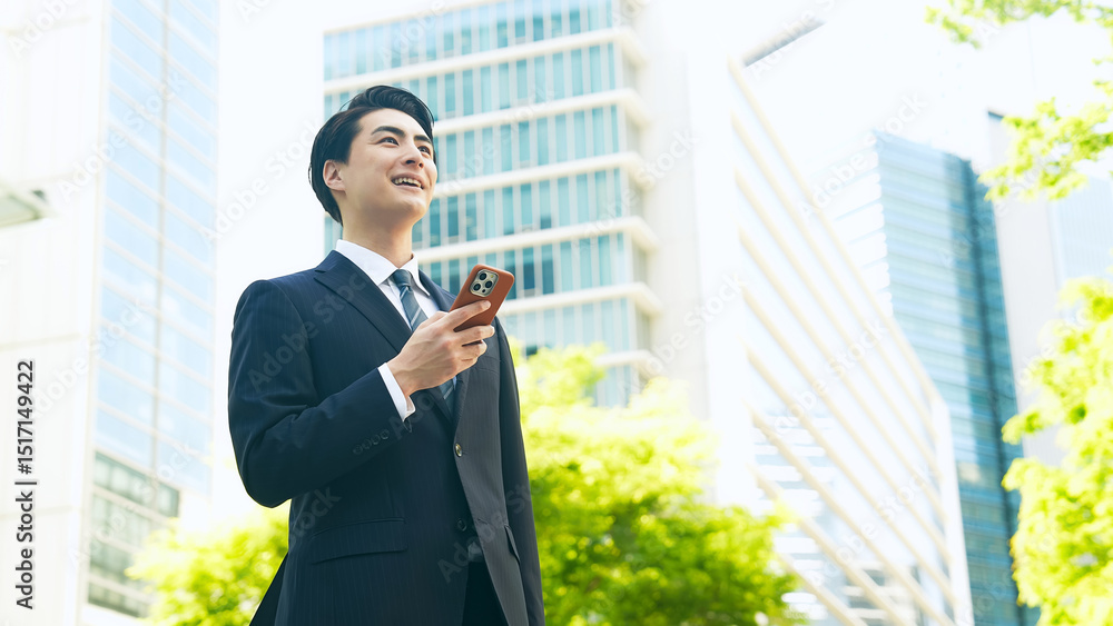 Poster スマホ、男性、ビジネスマン、ビジネス、スマートフォン、携帯電話、歩く、人物、ビジネスパーソン、新緑、都市、笑顔、アプリ、春、スーツ、仕事、メール、SNS、ソーシャルメディア、キャンペーン、モバイル、IoT、DX、デジタルトランスフォーメーション、動画、検索、インターネット、オンライン、Web、データ、ユーザー、ニュース、転職、希望、挑戦、チャレンジ、ビル、企業、就職、通勤、GPS、地図、道案内、マ