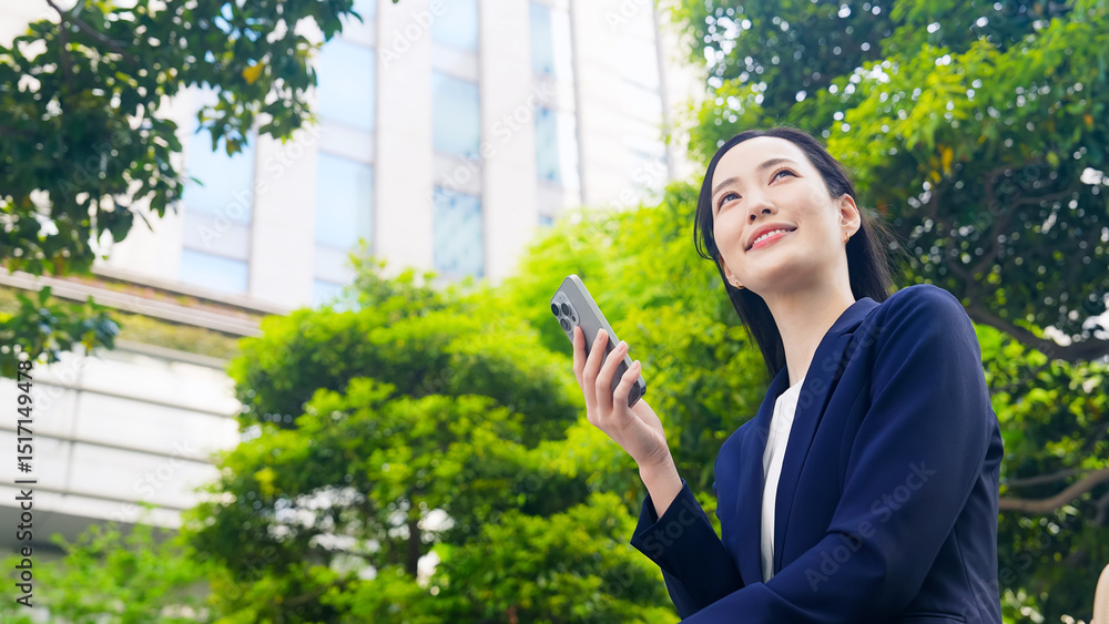 Aufkleber スマホ、ビジネスウーマン、女性、スマートフォン、ビジネス、携帯電話、人物、アプリ、ソーシャルメディア、SNS、メール、キャリアウーマン、ビジネスパーソン、新緑、都市、笑顔、春、スーツ、仕事、キャンペーン、モバイル、IoT、DX、デジタルトランスフォーメーション、動画、検索、インターネット、オンライン、Web、データ、ユーザー、ニュース、転職、挑戦、チャレンジ、ビル、就職、GPS、地図、マップ、人材