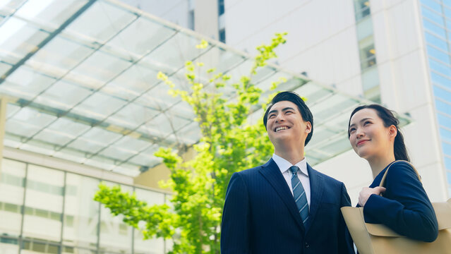 ビジネスパーソン、希望、目標、挑戦、チャレンジ、日本人、ビジネスマン、見上げる、新緑、爽やか、女性、男性、ビジネスウーマン、キャリアアップ、スタート、青空、都会、都市、仕事、転職、就職、リクルート、人材、同僚、パートナー、チームワーク、営業、会社員、サラリーマン、ビル、笑顔、ポジティブ、元気、夢、ビジネス、風景、屋外、明るい、将来、キャリア、進路、不動産、デベロッパー、相棒、ゼネコン、建設、アオリ