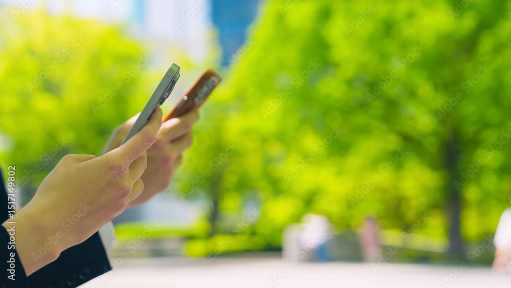 Poster スマホ、ビジネス、スマートフォン、ビジネスパーソン、アプリ、屋外、共有、モバイル、SNS、動画、二人、ビジネスマン、ビジネスウーマン、手元、新緑、メール、ソーシャルメディア、都市、スーツ、仕事、ERP、クラウド、コピースペース、青空、紹介、インターネット、オンライン、web、フォロワー、マーケティング、マッチング、5G、6G、Web、通信、ネットワーク、ユーザー、ニュース、データ、笑顔、男性、女性