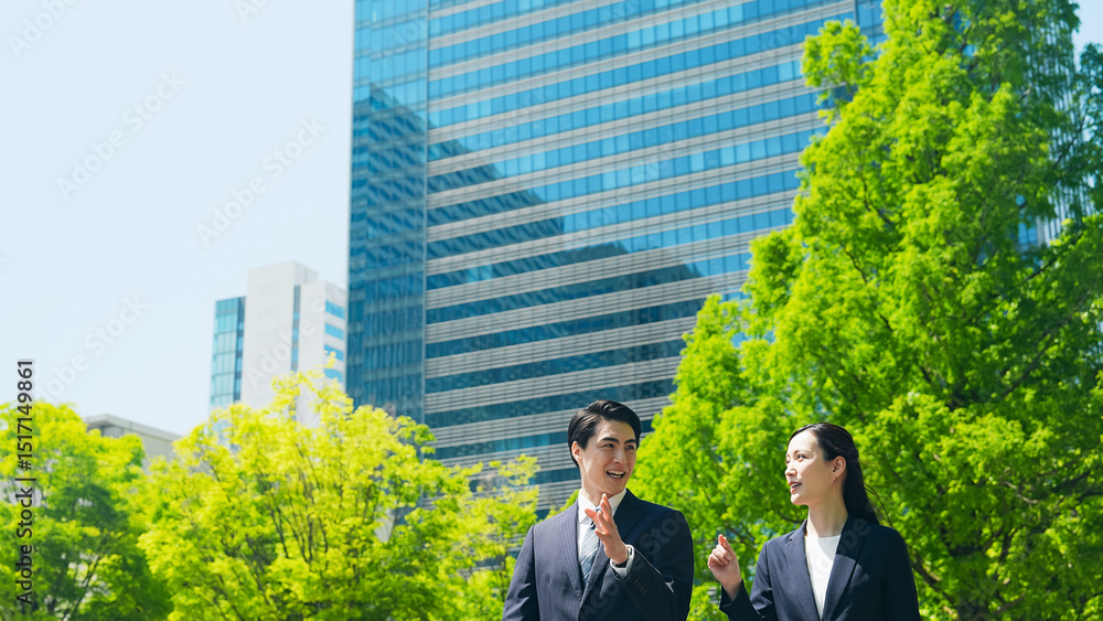 Poster 歩く、屋外、ビジネス、通勤、チームワーク、パートナー、協力、人材、ビジネスパーソン、カップル、二人、男女、女性、男子、日本人、ビジネスマン、ビジネスウーマン、青空、新緑、都市、社会人、会社人、転職、進歩、スタート、歩行者、営業、外回り、訪問、笑顔、爽やか、明るい、歩道、高層ビル、コピースペース、相棒、仕事、就職、成長、目標、挑戦、チャレンジ、街、若い、30代、管理職、上司、部下、人物