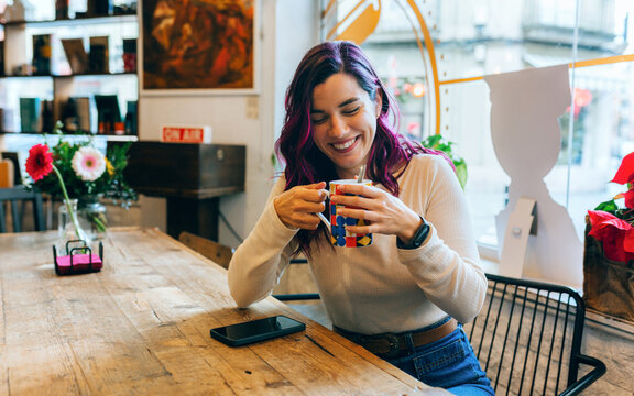  Smiling Woman in Caf&Atilde;&copy;