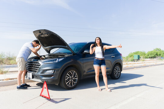 Couple stranded on highway with broken car asking for help