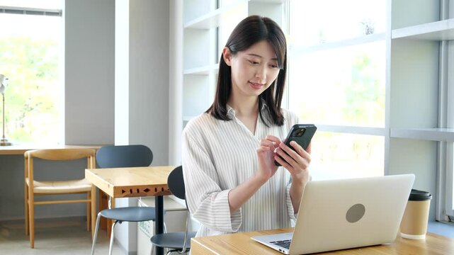 若い女性　カフェ　スマホ　コワーキング　シェアオフィス