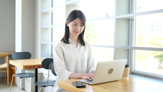 若い女性　カフェ　コワーキング　シェアオフィス