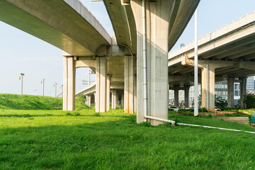 Obraz premium Concrete structure and asphalt road space under the overpass in the city