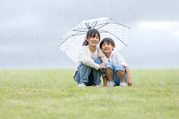 雨の中傘をさす子ども