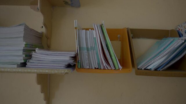 librero con cuadernos y libros en un sal&oacute;n de clases en mexico