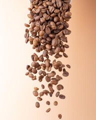 Café en grano cayendo tostado término ligero medio