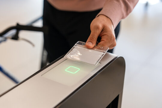 Contactless ID badge for secure building entry system