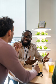 Colleagues discussing sustainability over drinks