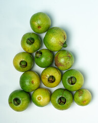 Fruta de arrayán madura (Psidium sartorianum), originaria de El Salvador, fotografiada sobre fondo neutro. Fruto tropical de color verde a amarillo, utilizado tradicionalmente en refrescos naturales.